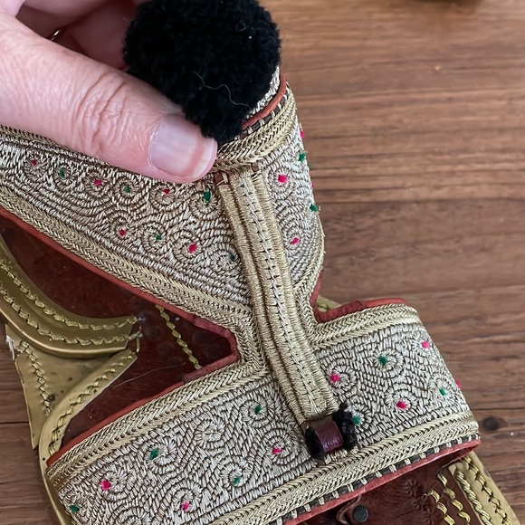 Fantastic hand made leather sandals with gold embroidery and pom poms - Picture 5 of 7